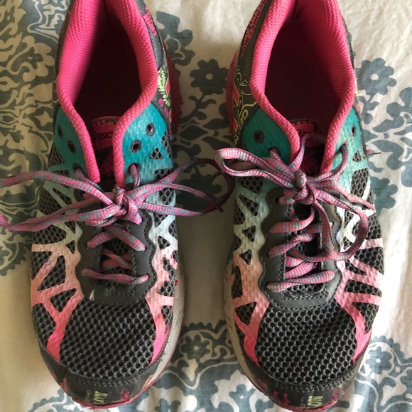 Girls ASICS size 4.5 - Picture 1 of 4